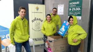 Voluntarios de ASFANA recogiendo material para el banco de alimentos, ahora, gracias a la subvención de IRPF podremos comprarlos